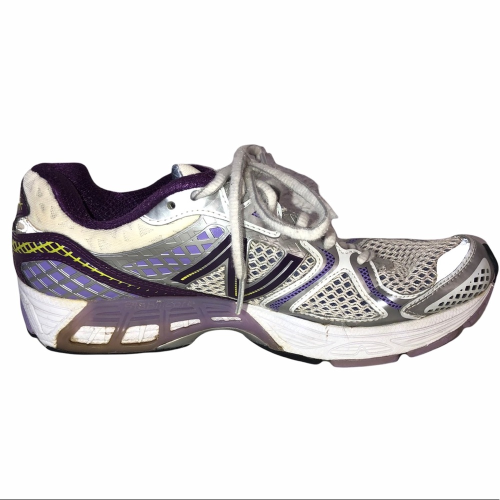New Balance Women’s Athletic Running Shoes White Purple Mesh Size 7.5 EUC